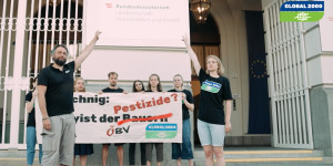 Beitragsbild des Blogbeitrags Aktion vor Landwirtschaftsministerium: Lobbyist der Bauern oder Lobbyist der Pestizide? (2 Minuten)