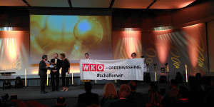 Beitragsbild des Blogbeitrags Unternehmer gibt Preis zurück: Greenwashing-Event der WKO unterbrochen 