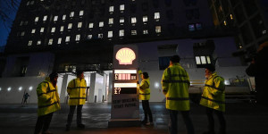 Beitragsbild des Blogbeitrags Shell mit Rekordgewinn von 32,3 Mrd. £: Greenpeace-Aktivisten protestieren  | Greenpeace int. 