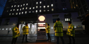 Beitragsbild des Blogbeitrags Shell mit Rekordgewinn von 32,3 Mrd. £: Greenpeace-Aktivisten protestieren | Greenpeace int.