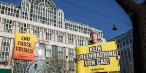Beitragsbild des Blogbeitrags „End Fossil Crimes“-Banner bei European Gas Conference | Greenpeace int.