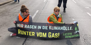 Beitragsbild des Blogbeitrags VGT protestiert gegen Kriminalisierung von Klimaaktivist:innen „Letzte Generation“ 