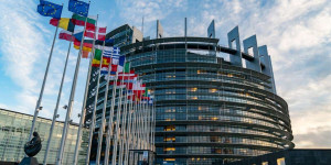 Beitragsbild des Blogbeitrags EU-Parlament macht wichtigen Schritt zu wirksamen Lieferkettengesetz | Germanwatch