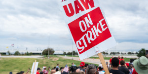 Beitragsbild des Blogbeitrags USA: Umweltorganisationen unterstützen den Streik der Automobil-Arbeiter:innen 