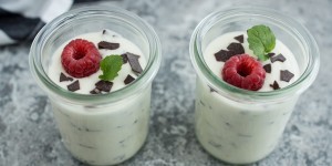 Beitragsbild des Blogbeitrags Stracciatella-Creme | Einfaches Dessert im Glas