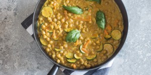 Beitragsbild des Blogbeitrags Kichererbsen-Curry mit Erdnuss-Sauce 