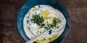 Beitragsbild des Blogbeitrags Joghurt-Dip mit Minze | Schneller sommerlicher Dip 