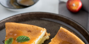 Beitragsbild des Blogbeitrags Low Carb Kuchen mit Ricotta und Salted Caramel