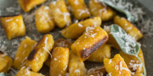 Beitragsbild des Blogbeitrags Kürbis-Gnocchi selber machen | Anleitung und Rezept