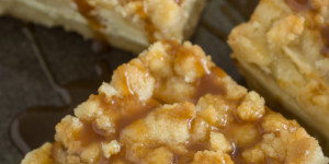 Beitragsbild des Blogbeitrags Apfel-Cheesecake mit Streuseln