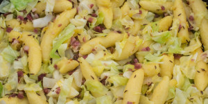 Beitragsbild des Blogbeitrags Schupfnudel-Pfanne mit Spitzkohl