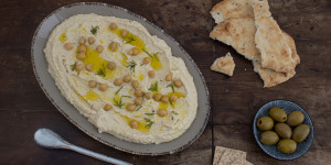 Beitragsbild des Blogbeitrags Hummus aus getrockneten Kichererbsen | Grundrezept 