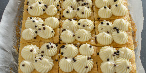 Beitragsbild des Blogbeitrags Karottenkuchen vom Blech mit Frosting