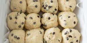 Beitragsbild des Blogbeitrags Fluffig weiche Schokobrötchen backen