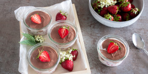 Beitragsbild des Blogbeitrags Sommerliches Schichtdessert mit Erdbeeren in Zusammenarbeit mit KRUPS | Werbung 