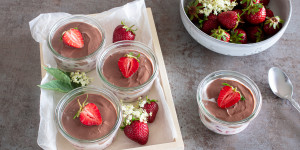 Beitragsbild des Blogbeitrags Sommerliches Schichtdessert mit Erdbeeren in Zusammenarbeit mit KRUPS | Werbung