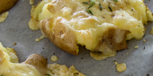 Beitragsbild des Blogbeitrags Quetschkartoffeln mit Käse – Ofengericht