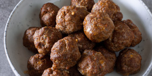 Beitragsbild des Blogbeitrags Hackbällchen im Ofen | 30-Minuten Rezept