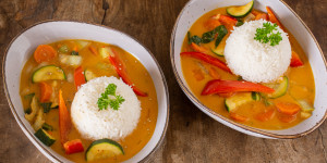 Beitragsbild des Blogbeitrags Vegetarisches Zitronengras Curry mit Reis 