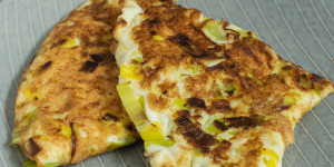 Beitragsbild des Blogbeitrags Eiweiß verwerten | Eiweiß-Omelett mit Lauch und Käse 