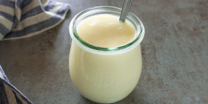 Beitragsbild des Blogbeitrags Schnelle Vanillesauce mit Puddingpulver machen 