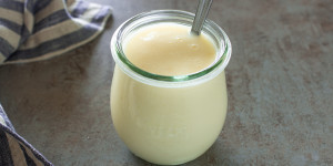 Beitragsbild des Blogbeitrags Schnelle Vanillesauce mit Puddingpulver machen