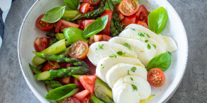 Beitragsbild des Blogbeitrags Spargelsalat mit Tomaten 