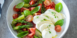 Beitragsbild des Blogbeitrags Spargelsalat mit Tomaten