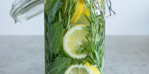 Beitragsbild des Blogbeitrags Kräutersirup