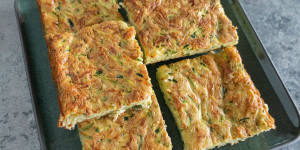 Beitragsbild des Blogbeitrags Herzhafter Zucchinikuchen 