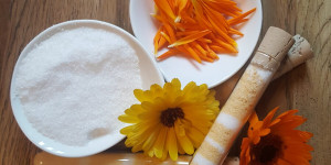 Beitragsbild des Blogbeitrags Ringelblumensalz einfach selber machen