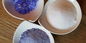Beitragsbild des Blogbeitrags Blaues Wunder: Kornblumensalz einfach selber machen