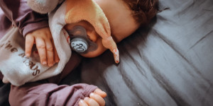 Beitragsbild des Blogbeitrags Zahnhygiene beim Baby: Die richtige Schnuller-Wahl