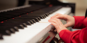 Beitragsbild des Blogbeitrags Experten-Interview: Musikalische Früherziehung für Kinder