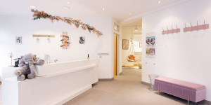 Beitragsbild des Blogbeitrags „Mothers only“: Zweites Wohnzimmer für Mamas in Wien