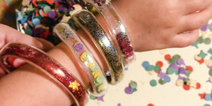 Beitragsbild des Blogbeitrags DIY: Glitzer-Armbänder aus PVC-Schläuchen