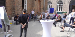 Beitragsbild des Blogbeitrags „Moments that matter“ hinter Klostermauern