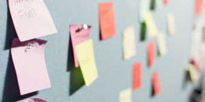 Beitragsbild des Blogbeitrags Post-its für einprägsames Storytelling: Einfach, unerwartet, konkret, glaubwürdig, narrativ