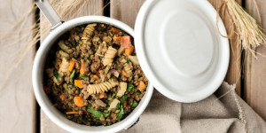 Beitragsbild des Blogbeitrags Veganer Linsen-Nudel-Eintopf