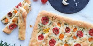Beitragsbild des Blogbeitrags Die beste Focaccia mit Knoblauch und Rosmarin