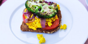 Beitragsbild des Blogbeitrags Vegane Eierspeise mit Tofu