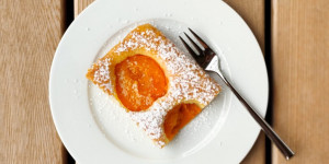 Beitragsbild des Blogbeitrags Einfacher veganer Marillenkuchen