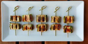 Beitragsbild des Blogbeitrags Vegane Zucchiniröllchen vom Grill