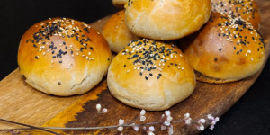 Beitragsbild des Blogbeitrags Vegane Burger Buns mit Sauerteig 