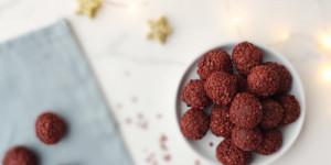 Beitragsbild des Blogbeitrags Zartschmelzende vegane Rumkugeln