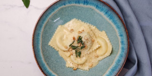 Beitragsbild des Blogbeitrags Vegane Ravioli mit Frischkäse-Salbeifüllung