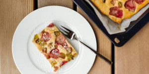 Beitragsbild des Blogbeitrags Einfacher Blechkuchen mit Rhabarber 