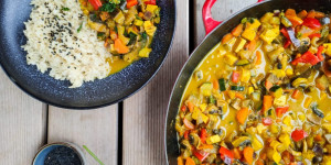 Beitragsbild des Blogbeitrags Cremiges Gemüsecurry mit Tofu