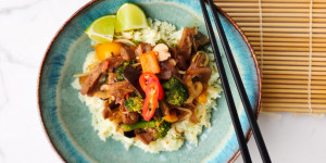 Beitragsbild des Blogbeitrags Gemüsewok mit Seitan nach Szechuan-Art