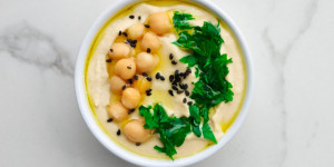 Beitragsbild des Blogbeitrags Cremiger Hummus in 10 Minuten